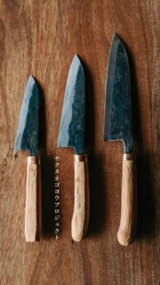 「D&DEPARTMENT KAGOSHIMA by MARUYA」さんで開催中の「種子鋏のもののまわり-種子島の鋏と庖丁-」で、ヤクタネゴヨウプロジェクトの一環で製作したヤクタネゴヨウ包丁をご紹介いただける運びとなりました。

企画展は2025/5/8〜6/3で開催中です。
もしよろしければ足をお運びください。

【ヤクタネゴヨウプロジェクトとは】
ヤクタネゴヨウは、屋久島および種子島にのみ自生するマツの固有種であり、絶滅危惧種とされています。古くから丸木舟の材料として使われており、この木で作った船は100年使えると言われています。
枯れて倒木したヤクタネゴヨウを受け継ぎ、島の職人とアーティストと共に、暮らしの道具に変えて、島の風景と共に皆様にお届けします。

We are pleased to announce that the Yakutane Goyo knife, which was produced as part of the Yakutane Goyo Project, will be introduced at the exhibition "Tanehabasa no Mono no Mawari - Tanegashima Scissors and Knives" currently being held at "D&DEPARTMENT KAGOSHIMA by MARUYA".

The exhibition will be held from May 8th to June 3rd, 2025.
Please come and visit it if you are interested!

[What is the Yakutane Goyo Project?]
Yakutane Goyo is an endemic species of pine that grows only on Yakushima and Tanegashima, and is considered an endangered species. It has long been used as a material for dugout canoes, and it has been said that boats made from this wood can last 100 years.
We will take over dead and fallen Yakutane Goyo trees, and together with the island's artisans and artists, we will transform them into tools for daily life and deliver them to you along with the island's scenery.

#種子島 #ヤクタネゴヨウ #種子包丁 #島の風景 #西之表 #atelierlamp 絶滅危惧種